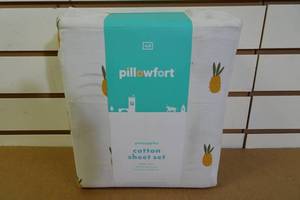 lot 15 image: New Pillowfort Cotton Sheet Set -Full, WhitePineapples