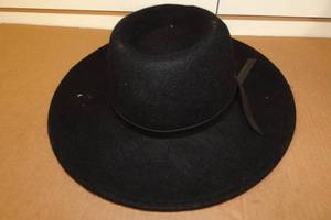 lot 37 image: New Universal Thread Wide Brim Hat -Black