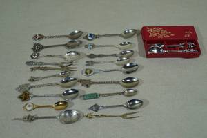 lot 94 image: Assorted Collectable Souvenir Spoons