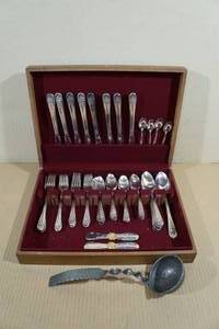 lot 150 image: Wm Rogers Silverplate Flatware Set with Case - Plus Norwegian Ladle