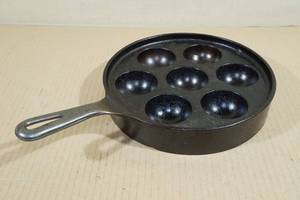 lot 151 image: Vintage Griswold No 32 Cast Iron Danish Aebleskiver Apple Cake Pan - 962