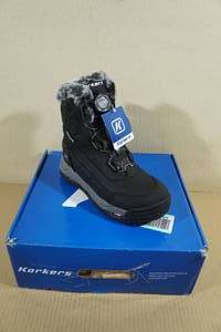 lot 153 image: Korkers Snowmageddon Winter Boots - Womens 8