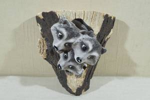 lot 187 image: Raccoons in a Log Wall Hanging Dcor