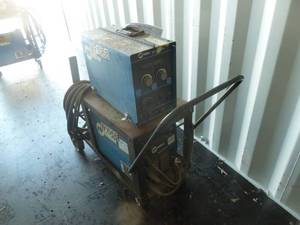 lot 15 image: Miller XR Aluma Feed & Aluma Power 350 #WF1068, W1068