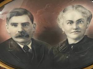 lot 83 image: Antique Lenticular Portrait The Johnsons Framed