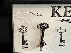 lot 143 image: Keys Antique-Style Key Ring Holder
