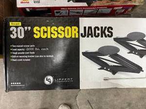 LIPPERT 30 SCISSOR JACKS