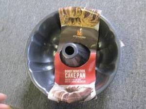 lot 148 image: 2 new bundt nonstick cake pans ...