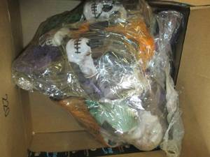 lot 393 image: 3 packs of 3 halloween hanging deco...