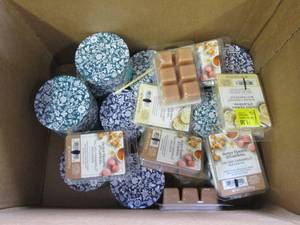 lot 395 image: box with wax melts ...
