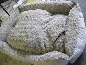lot 422 image: large dog bed ...