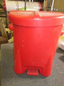lot 442 image: red step can ...