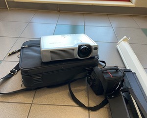 lot 805 image: Projector And Screen