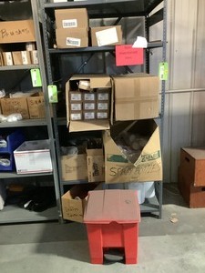 lot 2005 image: Contents of Shelf