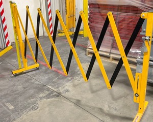 lot 2631 image: 11 Ft Expandable Barricade