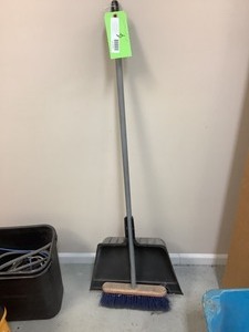 lot 2219 image: Harper Shop Broom