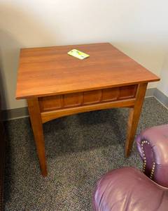lot 1435 image: End Table