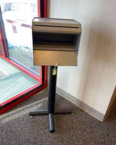 lot 1612 image: Drop Box