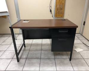 lot 1422 image: Office Desk