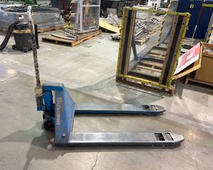 lot 1015 image: Pallet Jack