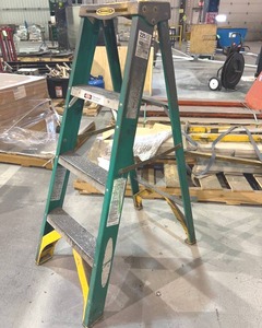 lot 450 image: Fiberglass Step Ladder
