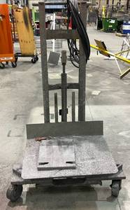 lot 1132 image: Hydraulic Stacker