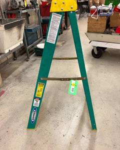 lot 300 image: 4 ft Fiberglass Ladder