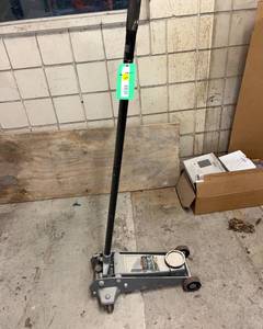 lot 257 image: Automotive Floor Jack