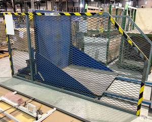 lot 1124 image: Pallet Tipper