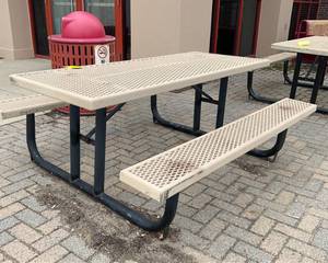 lot 1811 image: Outdoor Picnic Table