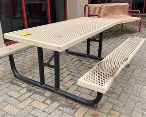lot 1810 image: Outdoor Picnic Table