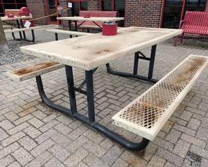 lot 1819 image: Outdoor Picnic Table