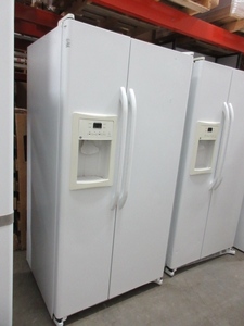 lot 102 image: GE SIDE BY SIDE REFRIGERATOR FREEZER WITH WATER AND ICE DISPENSER