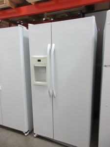 lot 103 image: GE SIDE BY SIDE REFRIGERATOR FREEZER WITH ICE AND WATER DISPENSER