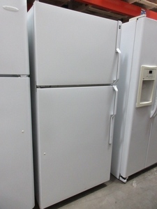 lot 106 image: GE REFRIGERATOR FREEZER WITH ICE MAKER