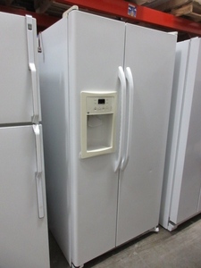 lot 107 image: GE SIDE BY SIDE REFRIGERATOR FREEZER WITH ICE AND WATER DISPENSER