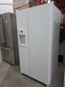 lot 109 image: GE SIDE BY SIDE REFRIGERATOR FREEZER WITH ICE AND WATER DISPENSER