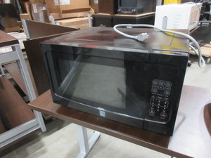 lot 117 image: KENMORE 1100 WATT MICROWAVE WITH TURNTABLE