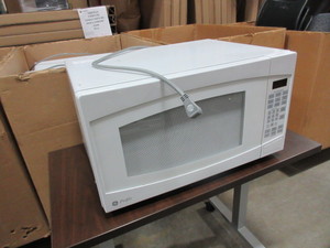 lot 122 image: GE PROFILE MICROWAVE OVEN WITH TURNTABLE
