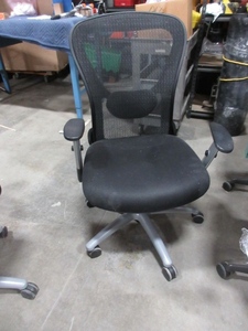lot 522 image: 9-5 SEATING ADJUSTABLE OFFICE CHAIRS