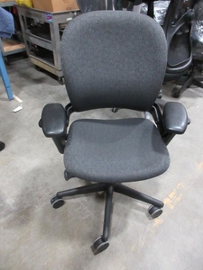 lot 523 image: STEELCASE ADJUSTABLE OFFICE CHAIRS