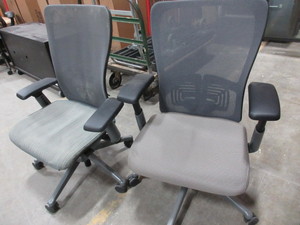 lot 527 image: HAWORTH ZODY ADJUSTABLE OFFICE CHAIRS