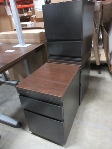 lot 150 image: HERMAN MILLER, 2 DRAWER, MOBILE PEDESTAL FILES