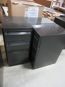 lot 152 image: HERMAN MILLER 3 DRAWER PEDESTAL FILES
