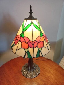 lot 2 image: Tiffany Style Lamp
