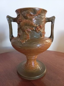 lot 4 image: Roseville Autumn Themed Urn
