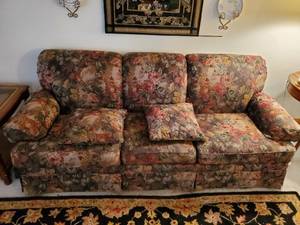 lot 299 image: FlexSteel Floral Sofa Couch