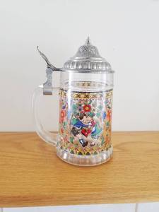 lot 31 image: Glass Stein