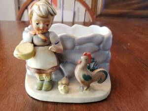 lot 253 image: Feeding Time Planter