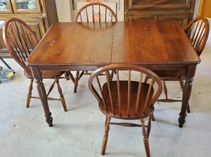 lot 255 image: Wood Dinning Table w 4 Chairs